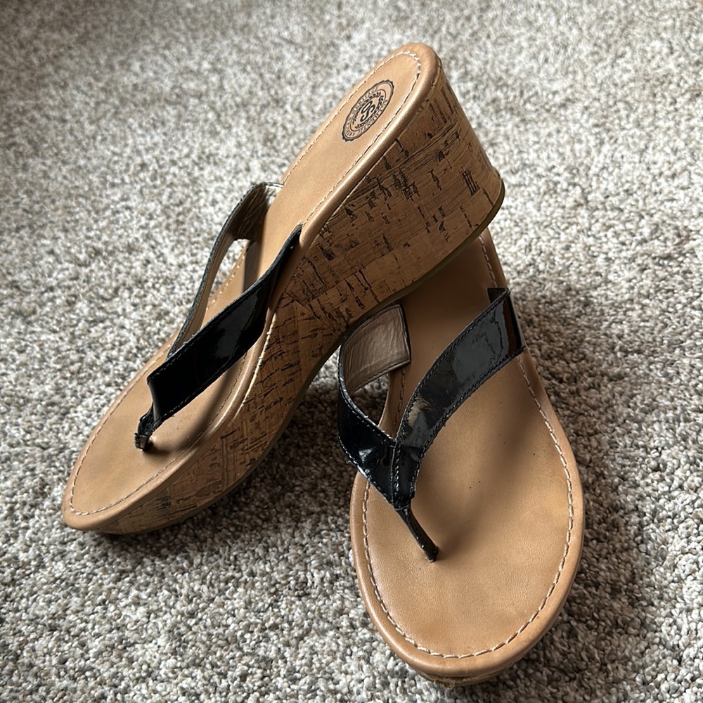 π€ 3/$30 ππ BLACK PATENT WEDGE SANDAL. SIZE 9.5. FAUX CORK. SO BRAND ππ - Picture 1 of 5